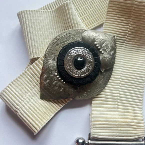 Vintage eggshell and etched silver/black fashion belt. - Picture 3 of 15